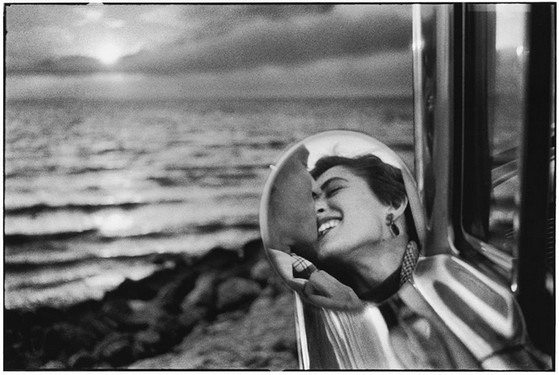 01_ELLIOTT ERWITT - California Kiss, Santa Monica, 1955 Stampa alla gelatina ai sali d