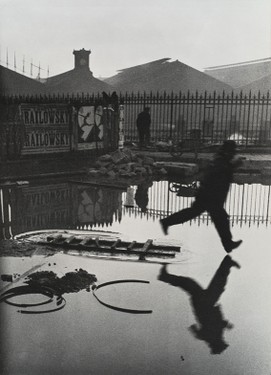 02_HENRI CARTIER-BRESSON, Behind the Gare St. Lazare, Paris, 1932 - Copia.jpg