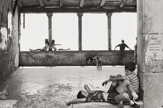 09_HENRI CARTIER-BRESSON, Simiane-la-Rotonde, France, 1969.jpg