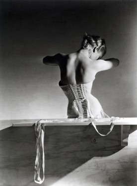 02_HORST P. HORST, Mainbocher Corset, 1939.jpg