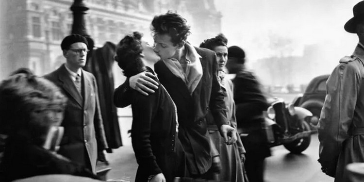 01_ROBERT DOISNEAU, Le baiser de l