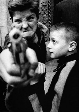 02_WILLIAM KLEIN, Gun I, New York, 1955.jpg