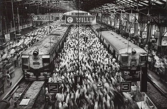 02_SEBASTIÃO SALGADO, Churchgate Station, Bombay, India, 1995.jpg