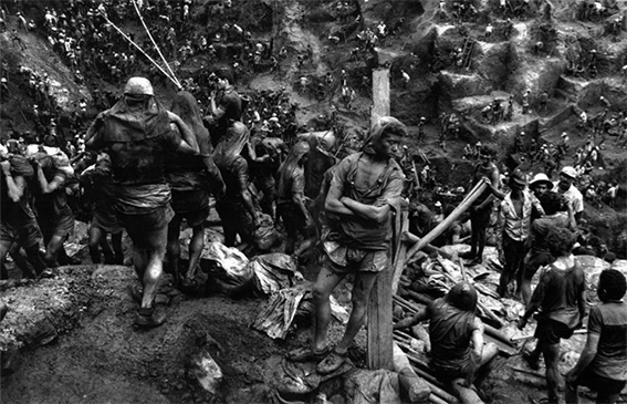 04_SEBASTIÃO SALGADO, Serra Pelada Gold Mine, Brazil (Man Against Post), 1986.jpg