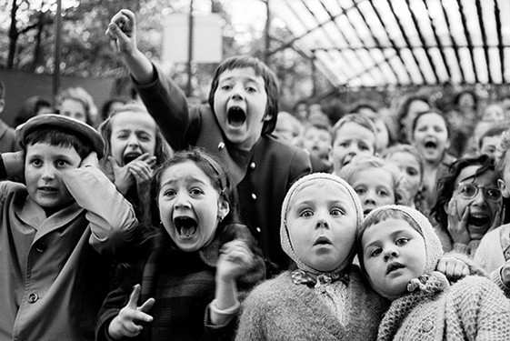 01_ALFRED EISENSTAEDT, Children at a Puppet Theatre, Paris, 1963.jpg