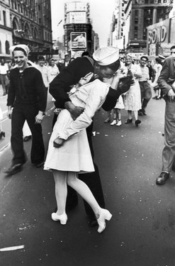 02_ALFRED EISENSTAEDT, V-J Day, Times Square, 1945.jpg