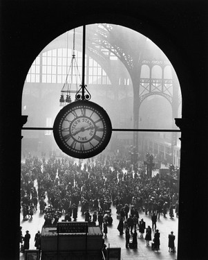 03_ALFRED EISENSTAEDT, Famed clock at Pennsylvania Station in New York during wartime, 1943.jpg